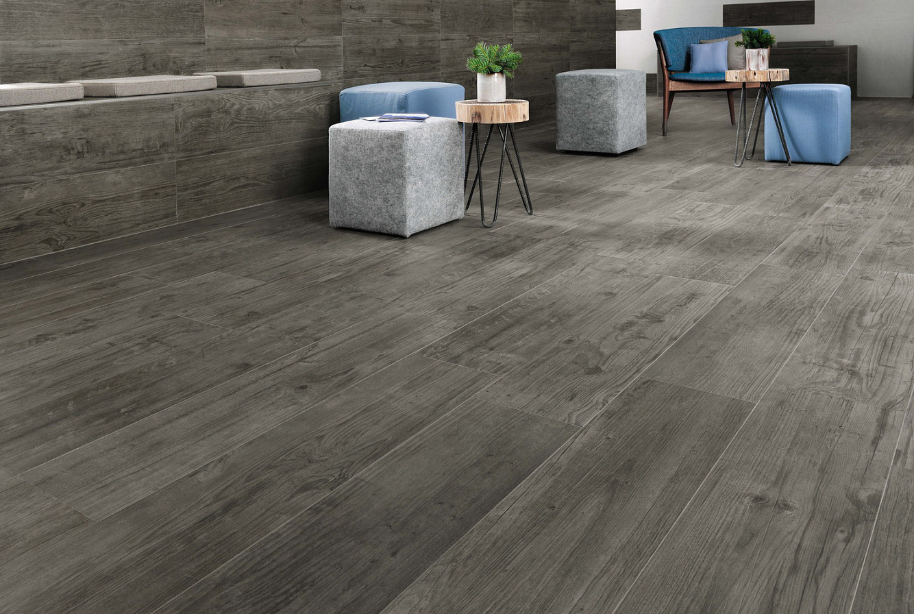 Коллекция плитки для пола Axi Grey Timber объединяет в себе всю выразительность эффекта дерева и преимущества керамогранита, благодаря чему является идеальным решением для помещений коммерческого назначения, где атмосфера естественности идет рука об руку с высокими эксплуатационными характеристиками.
